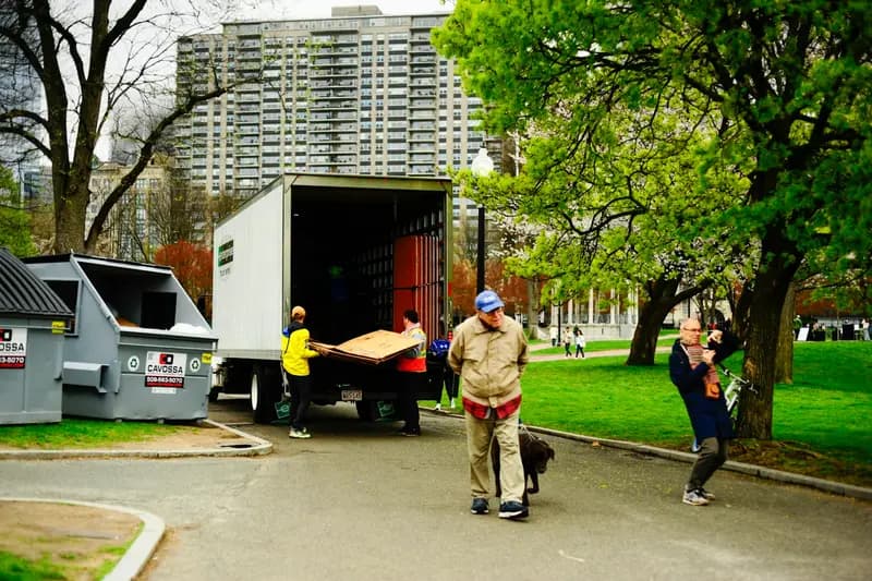 Möbel werden aus einem Haus zum Transporter getragen