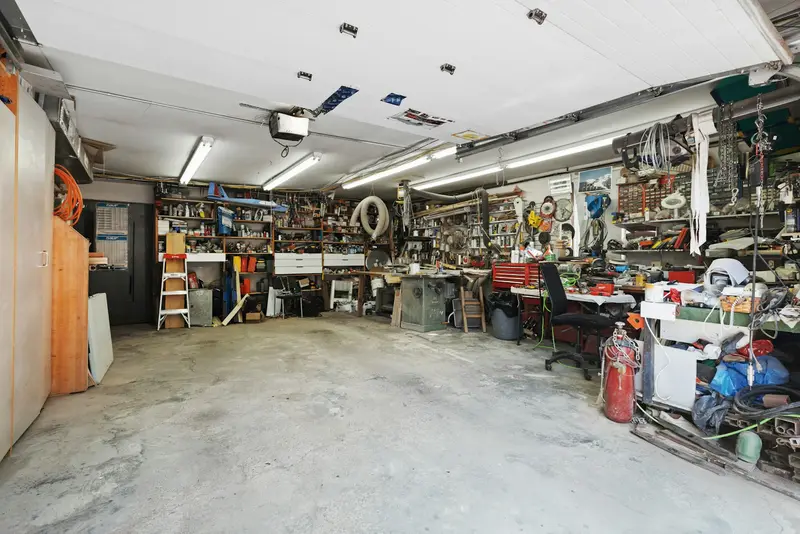 Garage mit Regalen, Werkzeug und Kisten
