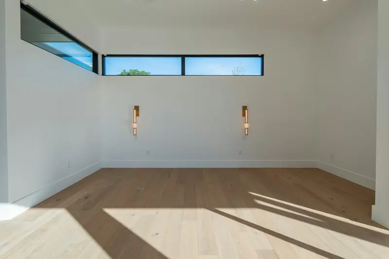 Helle, leere Wohnung mit großen Fenstern
