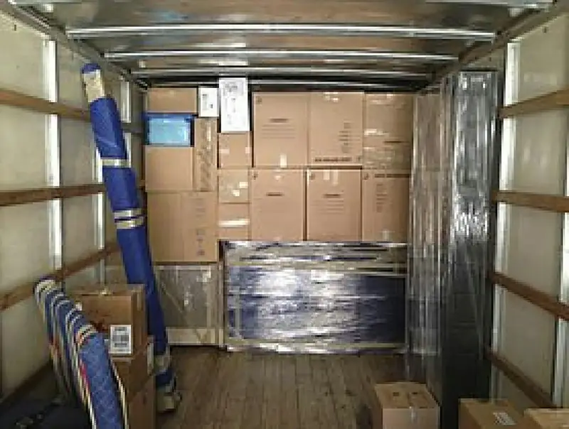 Möbel und Kartons im Laderaum eines Transporters