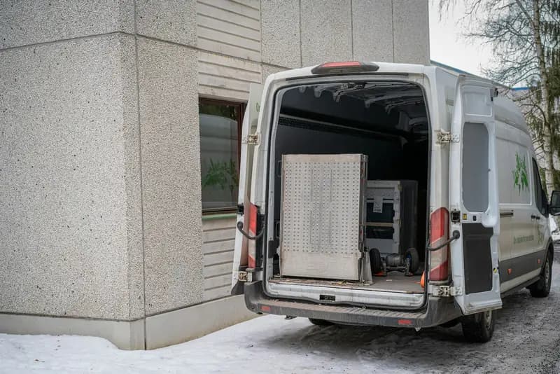 Transporter vor einem Haus, der für den Abtransport beladen wird